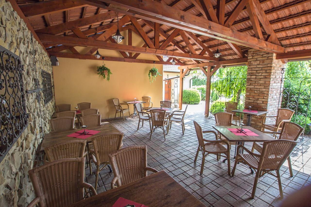 Hotel Pod Vezi Straznice Exterior photo